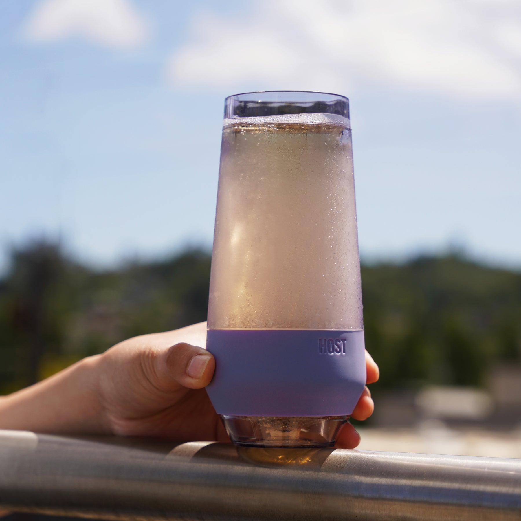 INSULATED WALLS WITH ACTIVE COOLING GEL FREEZER CUPS - Made from double-walled plastic filled with active cooling gel, these stemless champagne flutes glasses will keep your bubbly refreshing. Store upside down in the freezer for 2 hours to freeze.